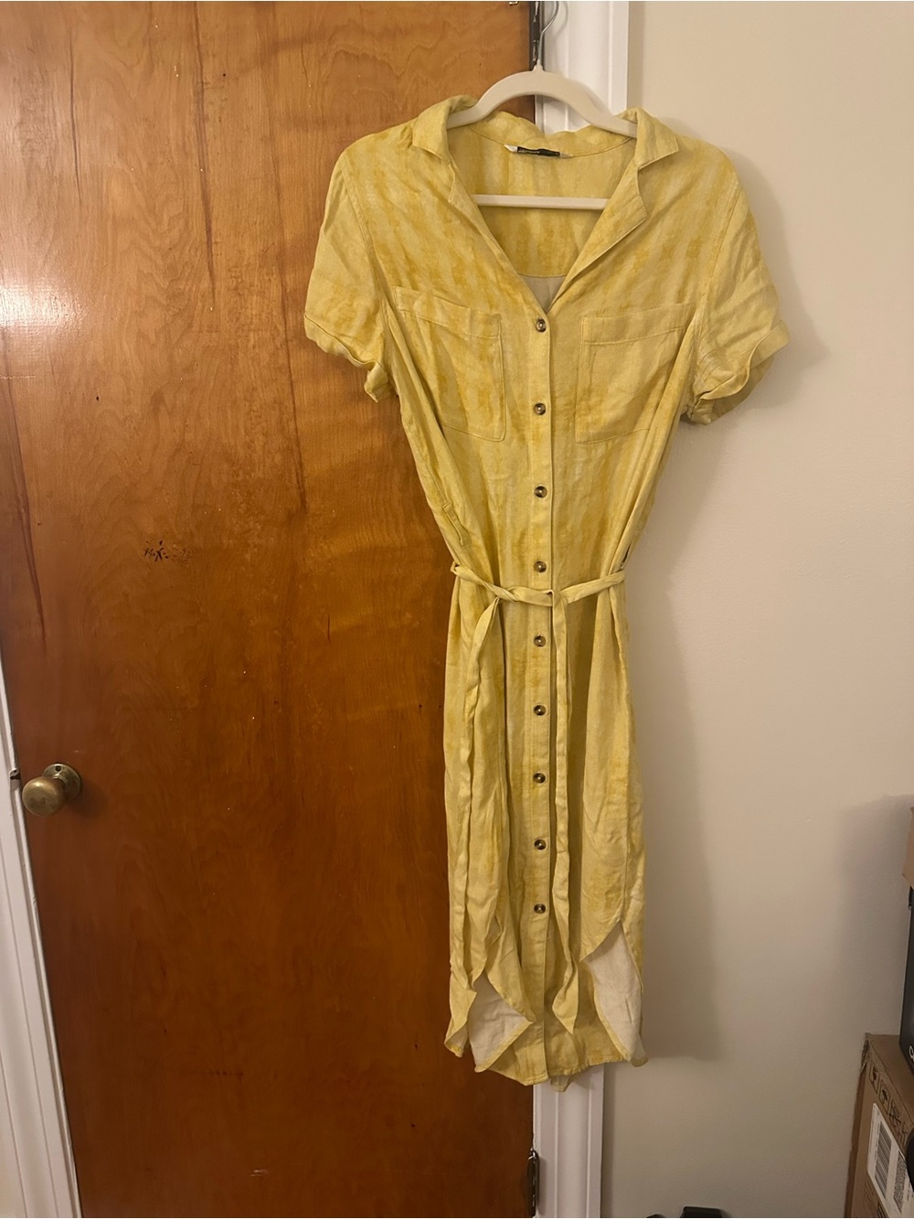 Lightweight Yellow Button-Front Midi Shirt Dress with Waist Tie - Picture 2 of 3